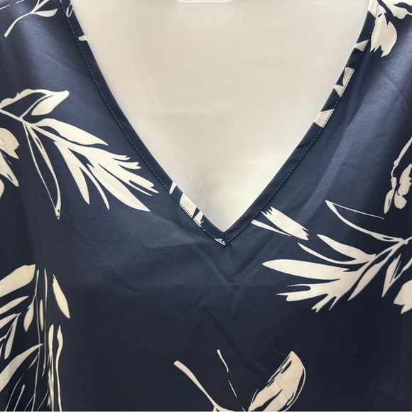 BloomChic NWOT navy floral top with 3/4 length sleeves with a ruffled cuff. 26 - Picture 4 of 8